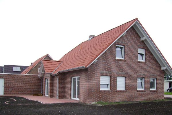 Einfamilienhaus H2 mit Klinker 104-125-NF rot, Kohle